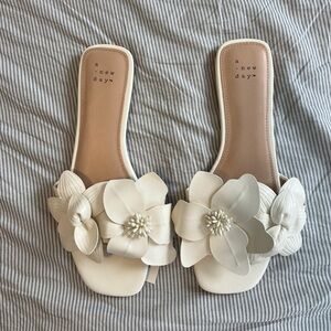 A New Day Women's White Floral Slide Sandals